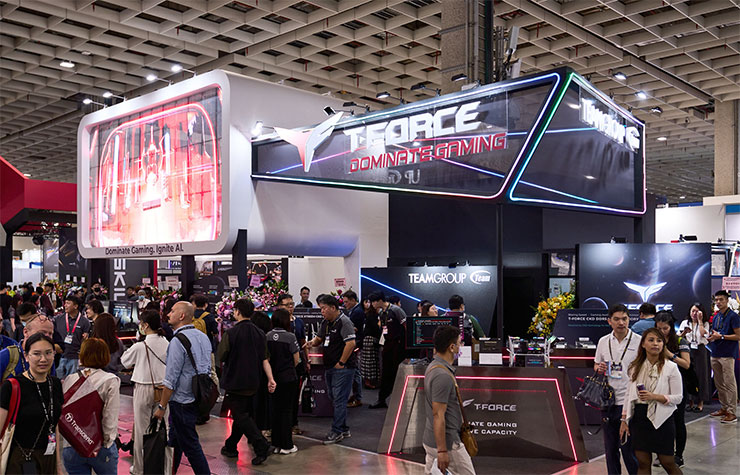 十銓科技的展位位於南港展覽館一館 1F 的 J 區，附近都是知名大品牌的展位，因此人流相當多，展位華麗的佈置也吸引很多人駐足參觀。