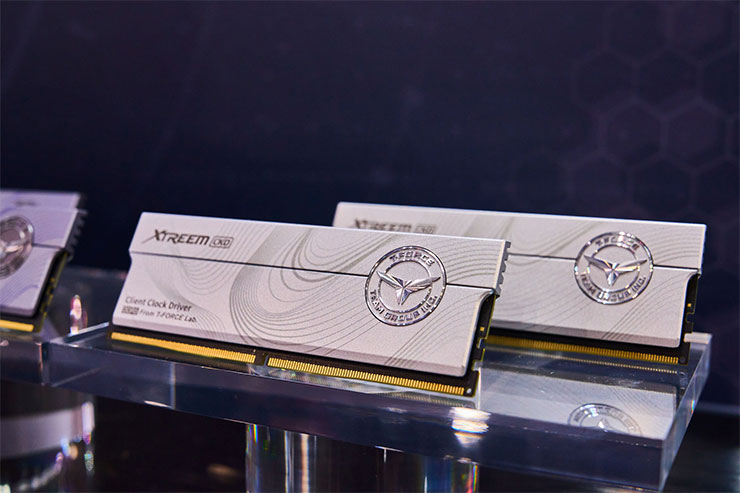 T-FORCE XTREEM CKD DDR5 採用了雷雕技術打造細膩質感的外觀。