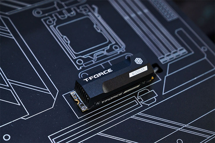 十銓也有展出新概念的 SSD 散熱模組，除了主動散熱（風扇）之外，也加入了製冷技術，能進一步提升 SSD 降溫效果。