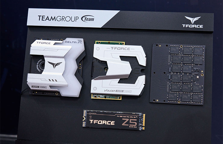 T-FORCE DELTA RGB CAMM2 與 T-FORCE VULCAN CAMM2，同時也有移除散熱片的內部樣子。