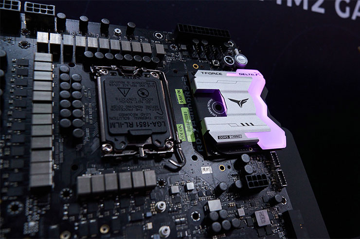 T-FORCE DELTA RGB CAMM2 實際安裝至主板上的樣子。