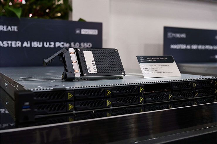 T-CREATE MASTER Ai I5U U.2 PCIe 5.0 固態硬碟實際安裝至伺服器磁碟托盤的樣子。