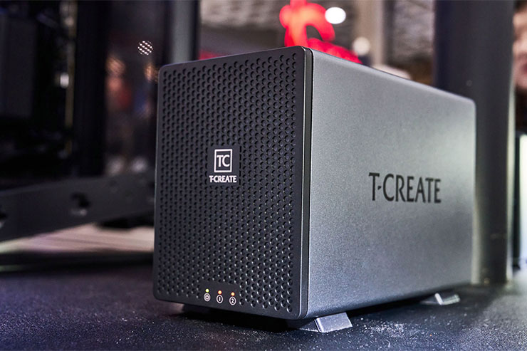 T-CREATE EXPERT P33R U.2 RAID 外接式固態硬碟，正面的設計延續了 T-CREATE EXPERT 系列的風格。
