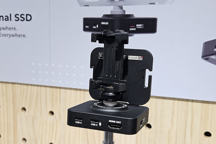 CinemaPr P36D 可與攝影腳架和其他週邊整合，提供更多元設備整合的功能性。