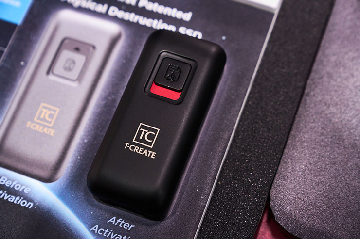 隨身碟外部的開關向上扳動後即會以物理方式銷毀內部的儲存晶片，達到資料保護的目的。