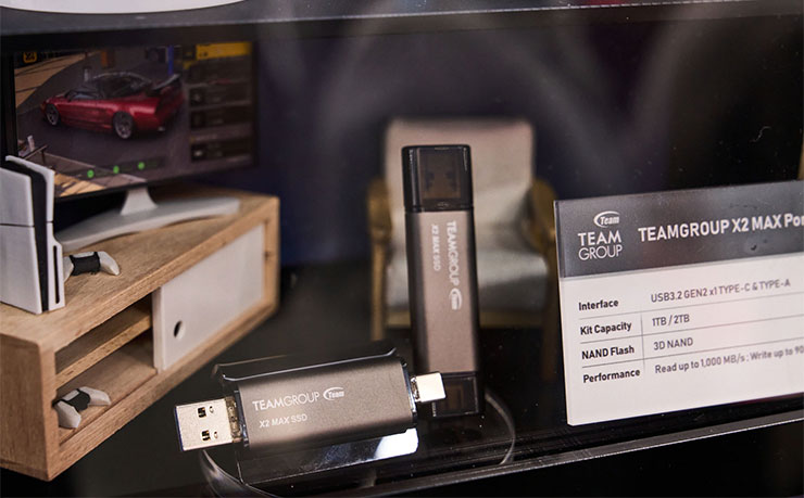 體積小巧又有 USB-A 和 USB-C 雙介面，同時效能極為優異的 TEAMGROUP X2 MAX 攜帶固態硬碟。