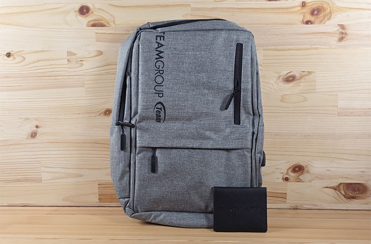 十銓品牌的時尚休閒背包外觀設計簡約，體積小巧但卻有完整的機能性。