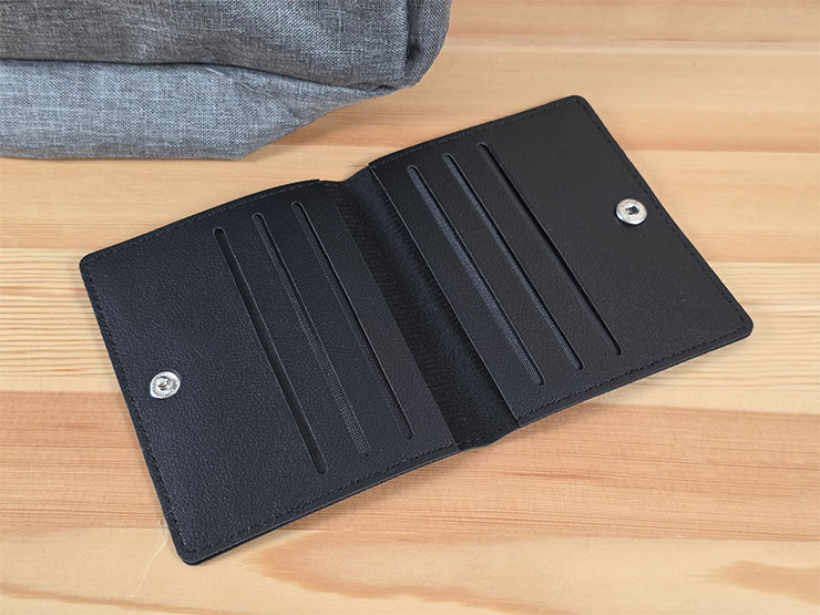 皮革卡套包的質感不錯，同時也有蠻大的容量哦！