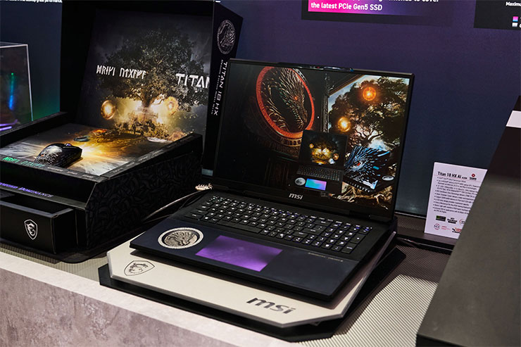 COMPUTEX 2025:微星全線新品全公開!6 大亮點一次看! - 阿祥的網路筆記本 Titan 18 HX Dragon Edition Norse Myth 的機身內側。
