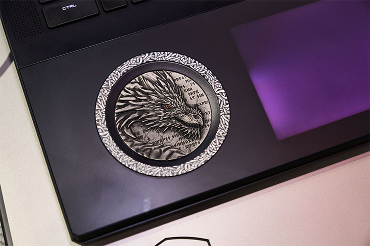 COMPUTEX 2025:微星全線新品全公開!6 大亮點一次看! - 阿祥的網路筆記本 掌托處可看到 3D 環形飾板,視覺效果十足出色。