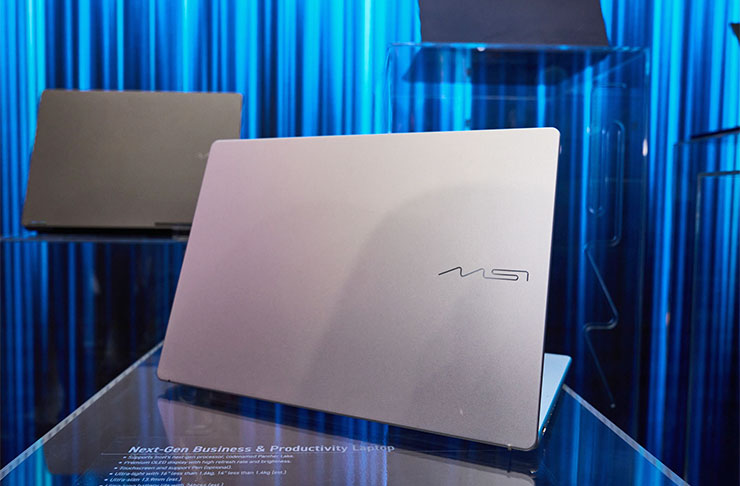 COMPUTEX 2025:微星全線新品全公開!6 大亮點一次看! - 阿祥的網路筆記本 極簡的上蓋與圓弧處理的機身邊緣,與目前微星商務筆電較犀利的機身線條處理有所不同,上蓋也看到了同樣簡約風格的 MSI 全新企業 LOGO 設計。