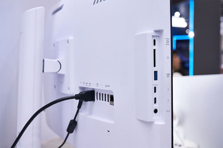 COMPUTEX 2025:微星全線新品全公開!6 大亮點一次看! - 阿祥的網路筆記本 Modern AM273QP AI 系列外觀與一般顯示器大小相同,但從機身後側與左側的連結埠可以看出這是一台貨真價實的電腦主機。