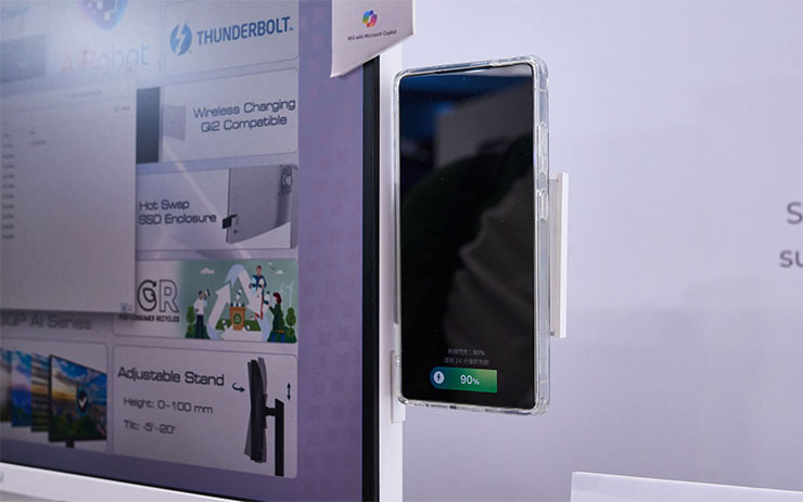 COMPUTEX 2025:微星全線新品全公開!6 大亮點一次看! - 阿祥的網路筆記本 磁吸式充電盤真的可以將支援磁吸的手機穩穩吸住並進行充電。