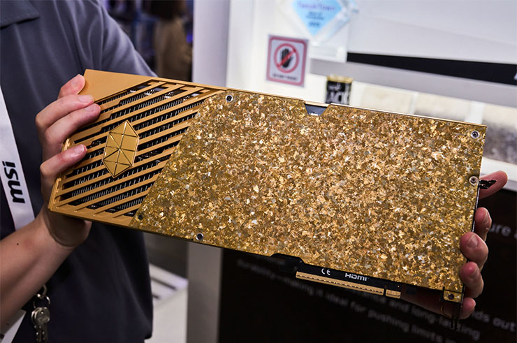 COMPUTEX 2025:微星全線新品全公開!6 大亮點一次看! - 阿祥的網路筆記本 機身採用鈦合金打造,並可以看到如同晶石一般的特殊處理。