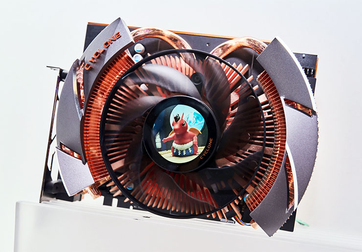 COMPUTEX 2025:微星全線新品全公開!6 大亮點一次看! - 阿祥的網路筆記本 單風扇的軸心處整合了迷你的圓型顯示體,可支援自定化顯示內容。