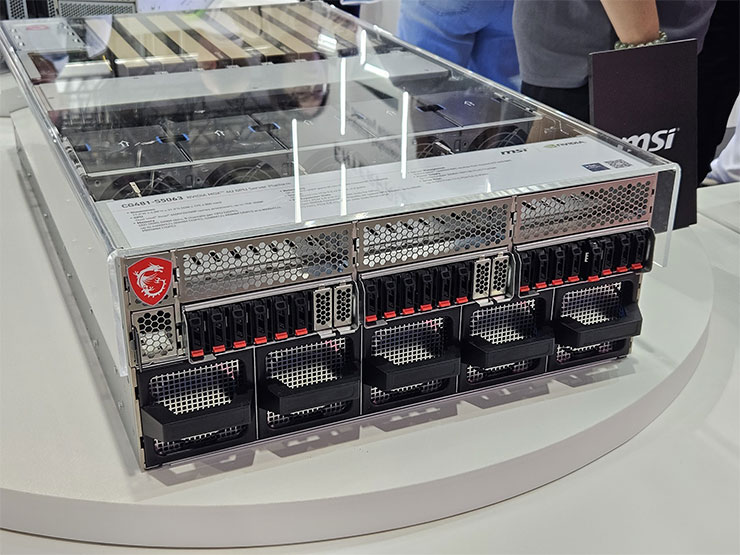 COMPUTEX 2025:微星全線新品全公開!6 大亮點一次看! - 阿祥的網路筆記本 機架式伺服器的內部詳細配置也可以一覽無遺。
