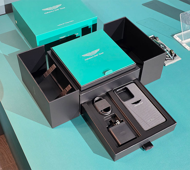 realme GT 7 奧斯頓馬丁 F1 限量版採用禮盒式包裝