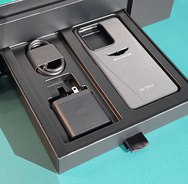 realme GT 7 奧斯頓馬丁 F1 限量版也有完整的週邊搭配