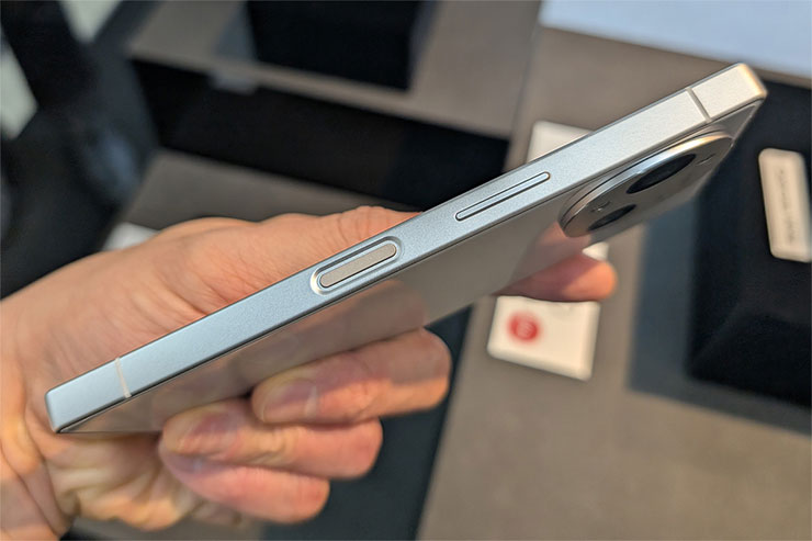 日本夏普推出高階新機 AQUOS R10 與入門新機 AQUOS wish5,未來將登台銷售 - 阿祥的網路筆記本 AQUOS R10 機身側面