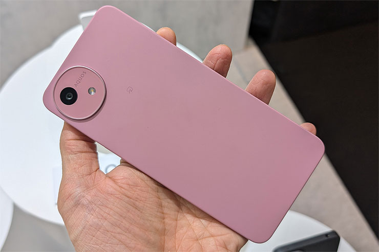 日本夏普推出高階新機 AQUOS R10 與入門新機 AQUOS wish5,未來將登台銷售 - 阿祥的網路筆記本 AQUOS wish5 實機