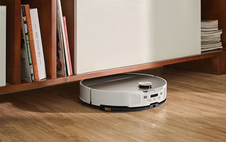 石頭科技 G30 採用升降式導航設計，可深入沙發底、床底等難清區域，協助長輩打掃不再吃力。