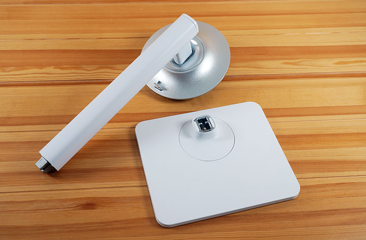 MSI Modern MD272UPSW 開箱實測:一台抵兩台~27 吋 4K 高畫質,內建 Google TV 輕鬆享受串流影音娛樂! - 阿祥的網路筆記本 顯示器的支架與底座也同樣為白色系,並搭配了局部亮銀色。