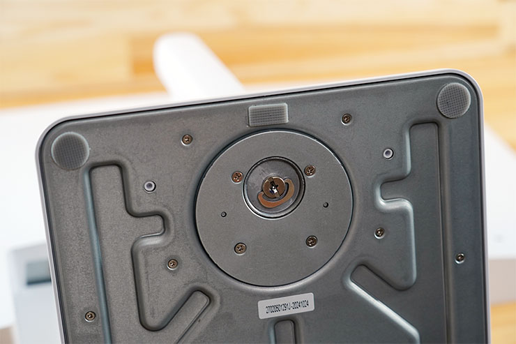 MSI Modern MD272UPSW 開箱實測:一台抵兩台~27 吋 4K 高畫質,內建 Google TV 輕鬆享受串流影音娛樂! - 阿祥的網路筆記本 支架與底座也採用了手擰螺絲,方便快速完成安裝。