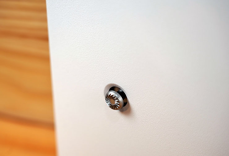 MSI Modern MD272UPSW 開箱實測:一台抵兩台~27 吋 4K 高畫質,內建 Google TV 輕鬆享受串流影音娛樂! - 阿祥的網路筆記本 機身後側左方也有獨立的選單控制桿,不過由於 Modern MD272UPSW 是智慧顯示器,設定功能都整合至系統中,所以直接使用隨附的遙控器會更方便一些。