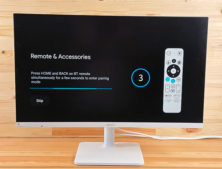 MSI Modern MD272UPSW 開箱實測:一台抵兩台~27 吋 4K 高畫質,內建 Google TV 輕鬆享受串流影音娛樂! - 阿祥的網路筆記本 初次啟動顯示器,畫面上會有完整的設定提示,初次使用時需配對遙控器的藍牙,可透過長按「HOME」與「返回」兩顆按鍵不放,即可完成配對。