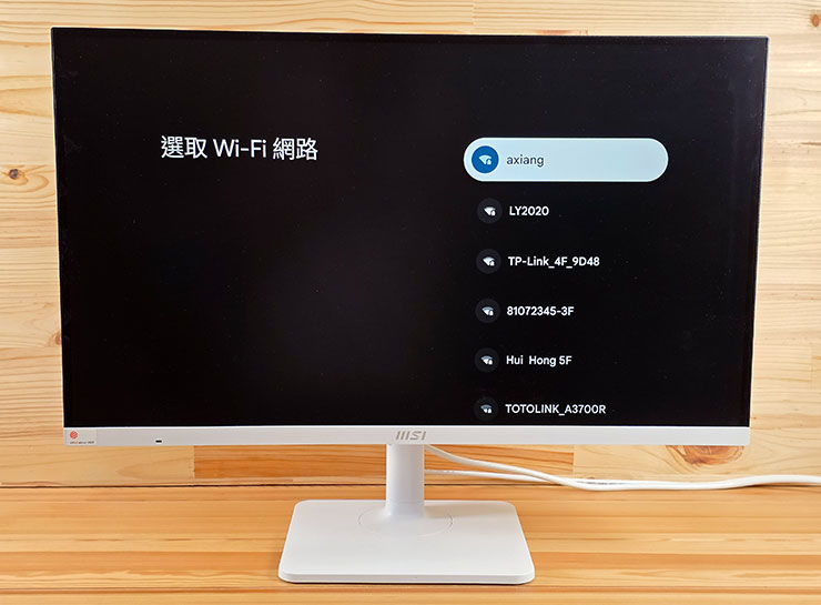 MSI Modern MD272UPSW 開箱實測:一台抵兩台~27 吋 4K 高畫質,內建 Google TV 輕鬆享受串流影音娛樂! - 阿祥的網路筆記本 顯示器可以直接連結無線網路進行連網。