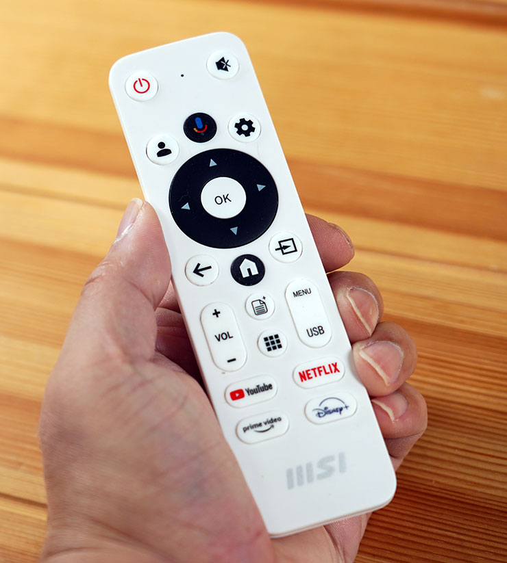 MSI Modern MD272UPSW 開箱實測:一台抵兩台~27 吋 4K 高畫質,內建 Google TV 輕鬆享受串流影音娛樂! - 阿祥的網路筆記本 Modern MD272UPSW 隨附的遙控器功能十分完成,除了 Google TV 最基本的方向鍵、確定鍵、反回鍵與 Home 鍵,許多常用功能也設置成獨立按鈕,包括大家常用的四大串流平台也能「一鍵直達」。另外這個搖控器也整合了麥克風,可直接啟動 Google 語音助理,進行搜尋或指令下達。