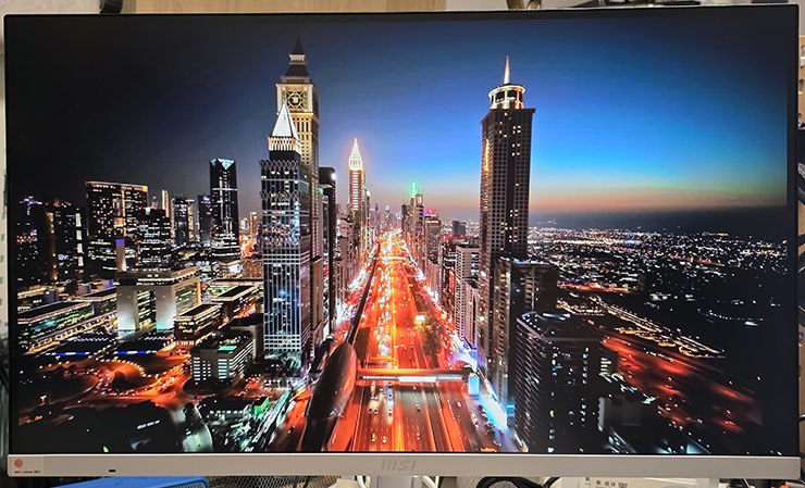 MSI Modern MD272UPSW 開箱實測:一台抵兩台~27 吋 4K 高畫質,內建 Google TV 輕鬆享受串流影音娛樂! - 阿祥的網路筆記本 對比度較高的夜間畫面也有極為分明的暗部與亮度層次。
