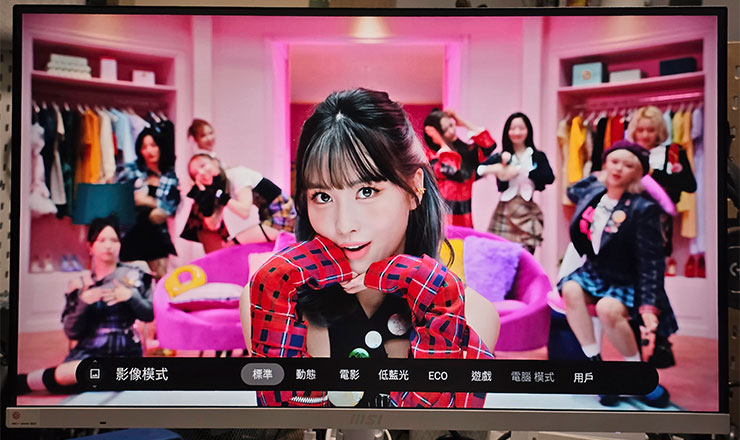 MSI Modern MD272UPSW 開箱實測:一台抵兩台~27 吋 4K 高畫質,內建 Google TV 輕鬆享受串流影音娛樂! - 阿祥的網路筆記本 不同的影像設定選項可在畫面下方直接切換並預覽,操作十分直覺。