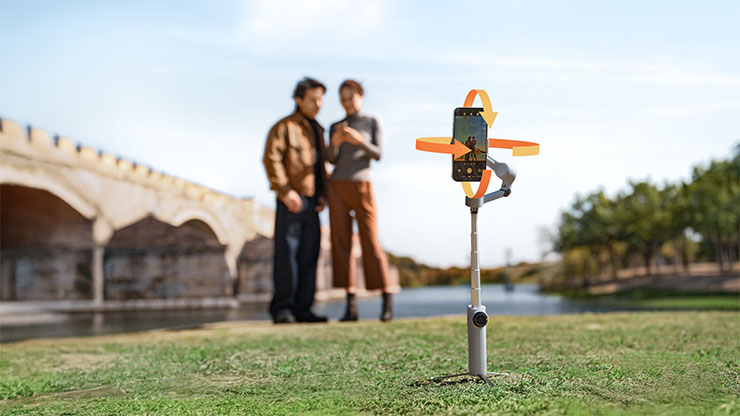 Insta360 Flow 2 支援一觸即拍、遠端操控與輔助補光，無論日夜皆可輕鬆拍出穩定好畫面。