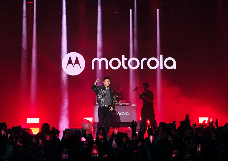 Motorola 寵粉打造瘦子專場派對超火熱,razr 60系列搭電信優惠 0 元入手,再抽 RIMOWA 精品好禮 - 阿祥的網路筆記本 代言人瘦子平日常使用razr手機與小孩互動 很喜愛razr系列手機為生活帶來的各種新奇