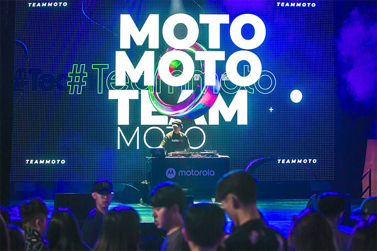 Motorola 寵粉打造瘦子專場派對超火熱,razr 60系列搭電信優惠 0 元入手,再抽 RIMOWA 精品好禮 - 阿祥的網路筆記本 Motorola極致寵粉 搶在頑童演唱會前獻上瘦子專場音樂派對 回饋排隊購機熱情粉絲