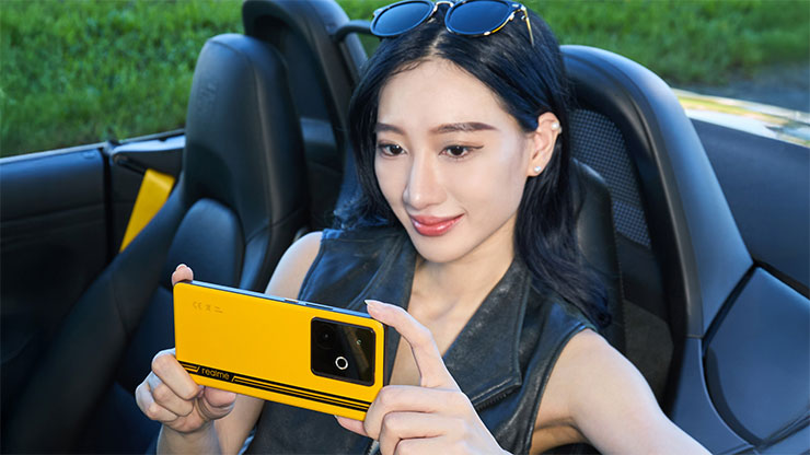 realme GT 7T疾速黃螢幕擁有高達6500尼特局部峰值亮度，即使在戶外烈陽下導航、拍照取景或瀏覽訊息，都能輕鬆看清螢幕內容。