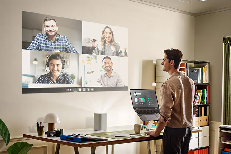 The Premiere 5 超短焦雷射智慧投影機也能讓你輕鬆在任何地方展開大螢幕高效率開會、辦公