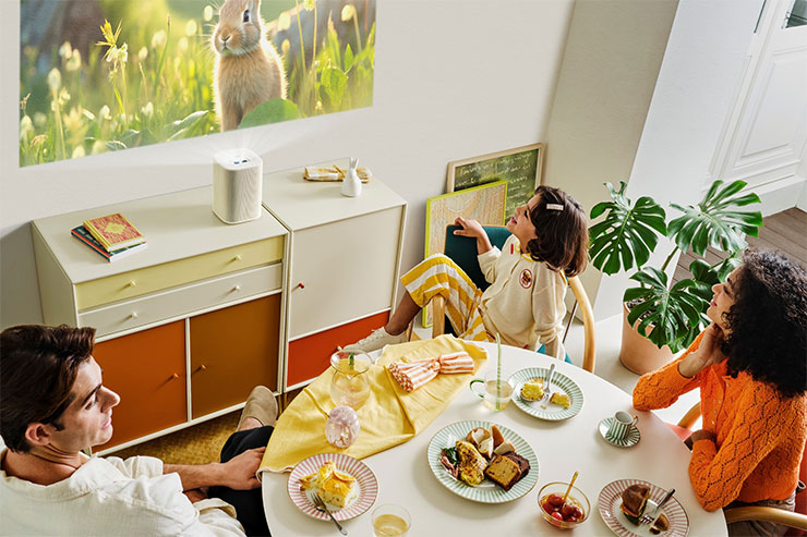 The Premiere 5 超短焦雷射智慧投影機不用大空間、遠距離就能輕鬆投出大畫面