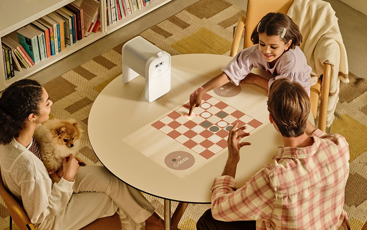 The Premiere 5 超短焦雷射智慧投影機可投放至桌面玩遊戲