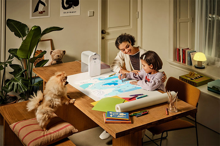 The Premiere 5 超短焦雷射智慧投影機可投放至桌面化身為數位畫布