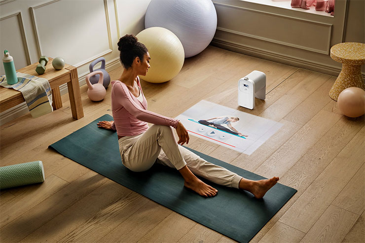 The Premiere 5 超短焦雷射智慧投影機投放至地面，成為瑜伽利器