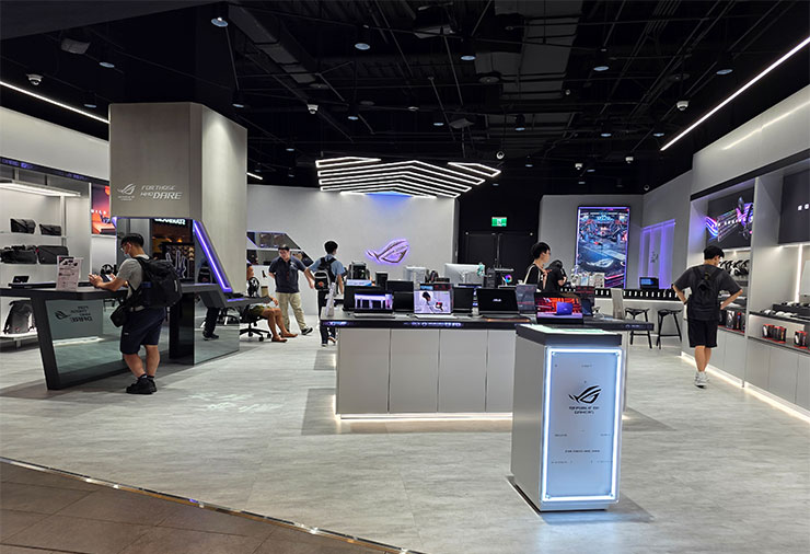 BACKBONE ROG Destrier Ergo 在三創一樓的 ROG 電競館中展示。