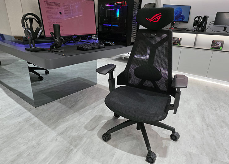 BACKBONE 在三創的五樓有專櫃，不過這張和 ASUS 聯名的ROG Destrier Ergo 是放在一樓的 ROG 體驗館展示。