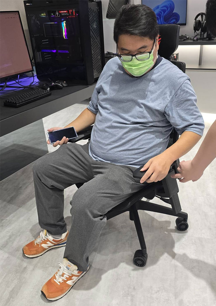 試坐時店員有詳細的介紹椅子調整的方式，基本上與一般辦公椅的設計差不多，並不會太複雜。