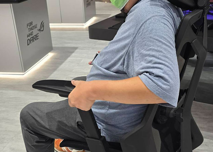 這張椅子的扶手可以升高達 14cm，主要是為了玩手遊時能讓手肘架高，讓手機面能與雙眼齊高，握持手機也更省力。