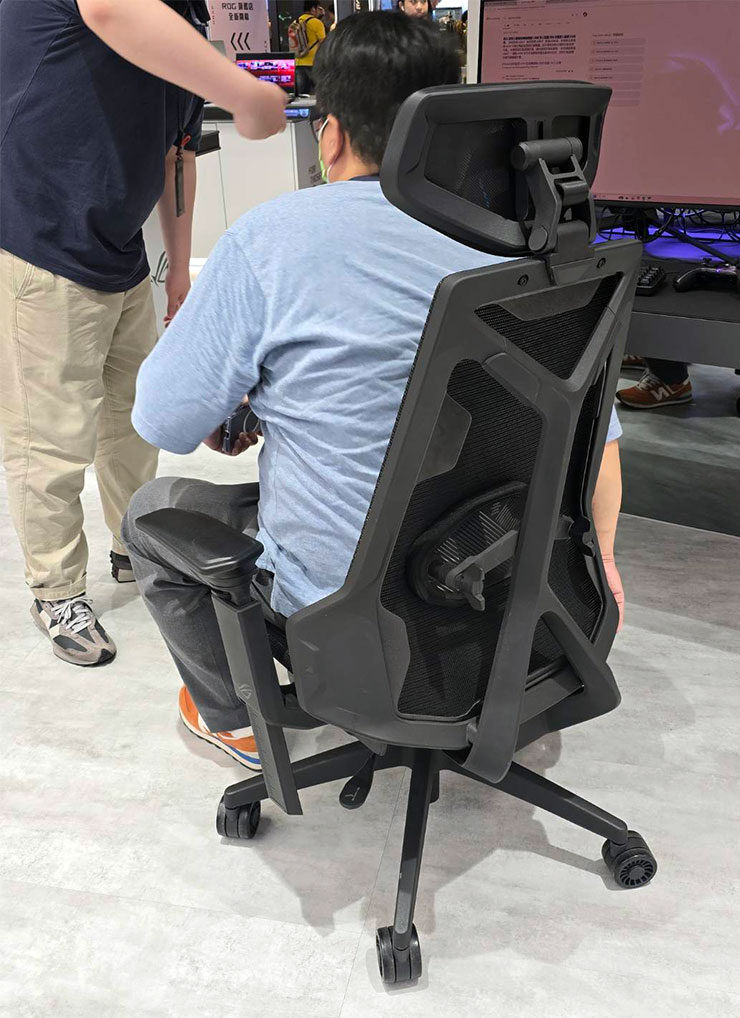 BACKBONE ROG Destrier Ergo 椅背可以看到寬大的框架搭配雙 Y 型的支撐主幹，堅固程度看起來相當不錯！