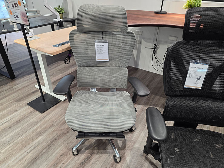 三創三樓的 FlexiWork 專櫃可以看到 COFO 浮雲工學椅本人，這裡展示的是灰色款，官方另外還有推出黑色款。