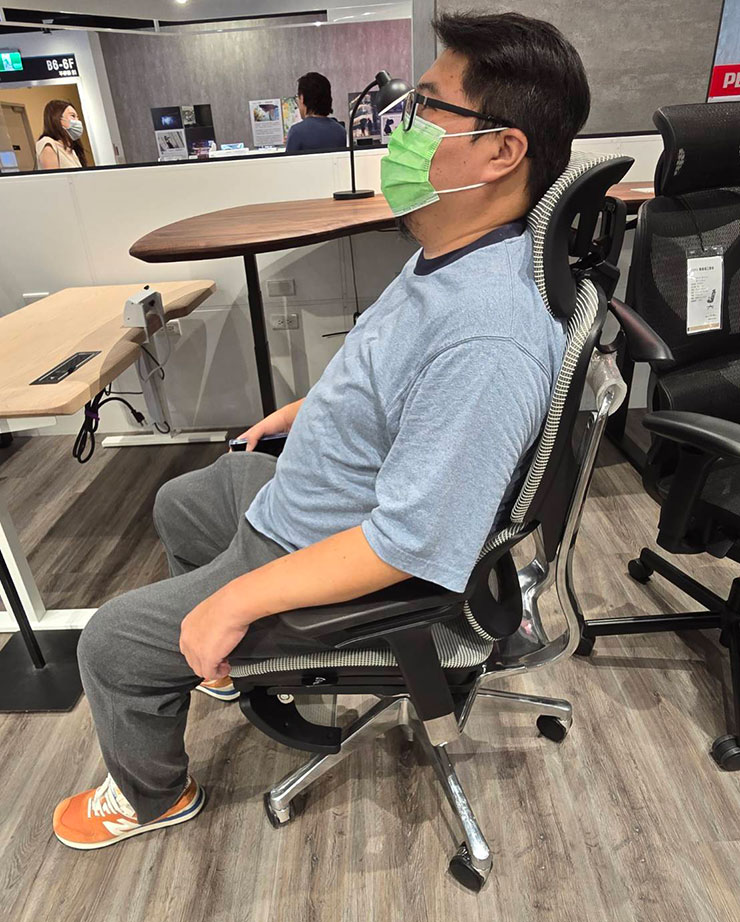 COFO 浮雲工學椅的一般坐姿，腰背與坐墊的支撐性很不錯。