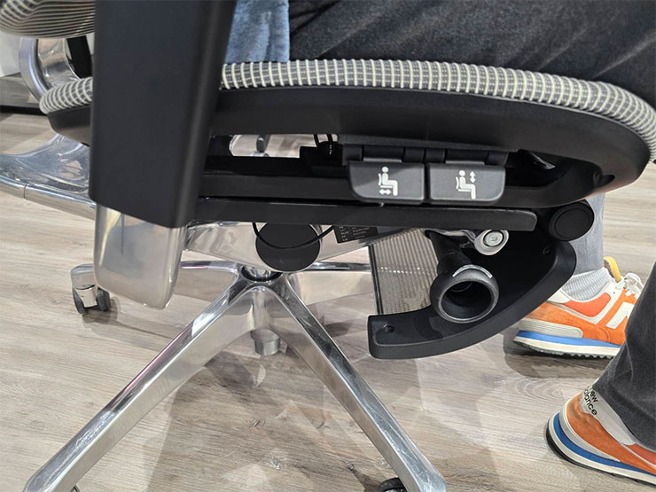 COFO 浮雲工學椅的功能調整設計不走一般椅子常見的拉桿設計，而是有壓板和旋鈕…等不同的設計，蠻特別的，但好不好用就見人見智了。